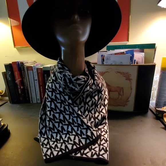 MK MICHAEL KORS WINTER SCARF - Picture 1 of 4